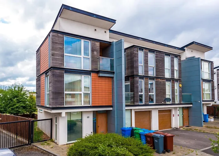 Townhouse 5Mins To City Centre And Etihad - Free Secure Parking
