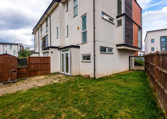 Townhouse 5Mins To City Centre And Etihad - Free Secure Parking